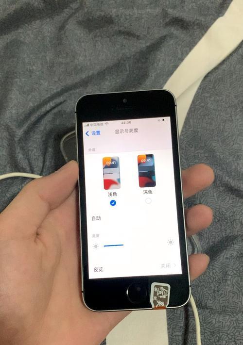 轻松解决iPhone升级提示小红点的方法（以3秒消除小红点，让iPhone使用更自由）