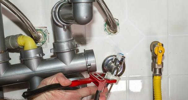 解决热水器水管滴水的有效方法（防止水管滴水的措施及处理方法）