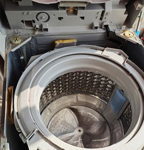 修复洗衣机螺丝孔的方法（解决洗衣机螺丝孔松动或损坏的问题）