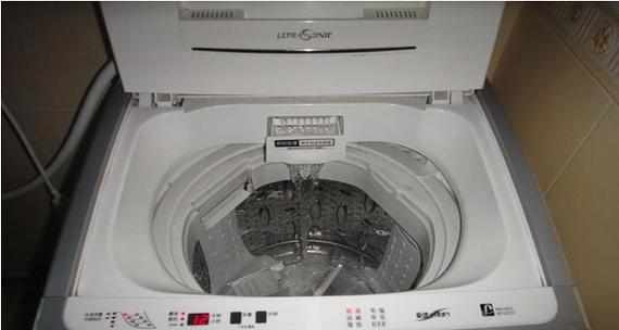 洗衣机进水短路的修理方法（保护洗衣机免受进水短路的损害）