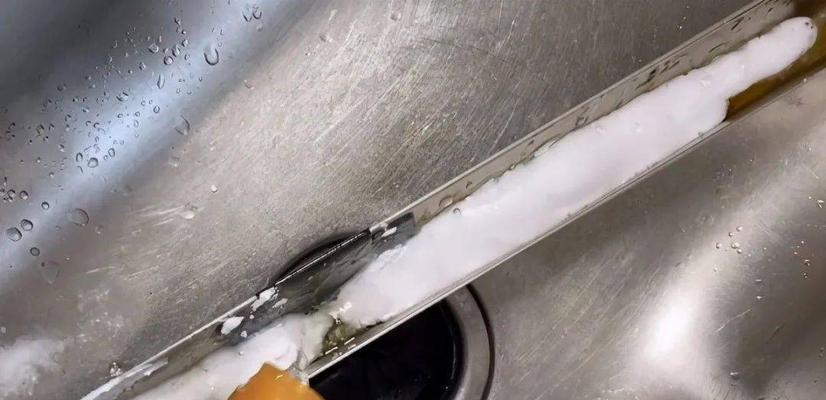 使用油烟机清洗油渍的有效方法（轻松清除厨房油渍）