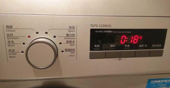 消除洗衣机的糊味的方法（解决洗衣机异味的实用技巧）