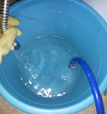 清洗热水器水垢的方法（轻松除去水垢）