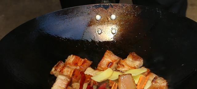 红烧肉怎么做才好吃不腻（轻松烹饪美味红烧肉的窍门）