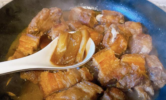 红烧肉怎么做才好吃不腻（轻松烹饪美味红烧肉的窍门）