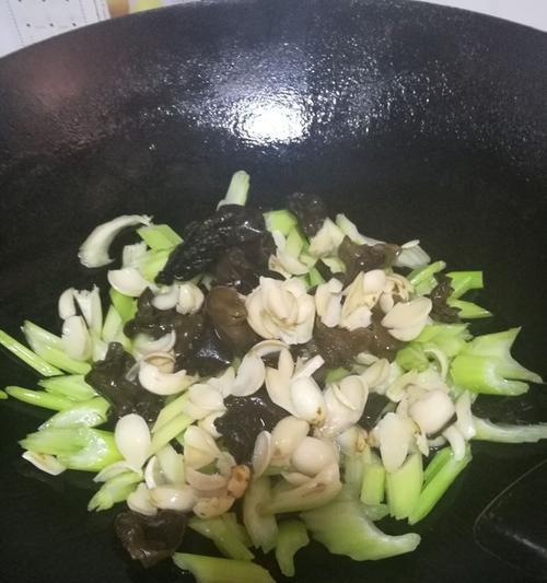 以西芹百合炒菜，美味又营养（健康饮食）
