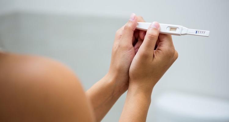 女性怀孕的征兆和反应（探秘女性怀孕前的身体信号及生理反应）