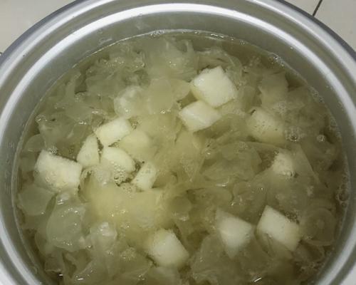 如何制作更加粘稠的银耳羹（让你的银耳羹口感更加浓郁美味）