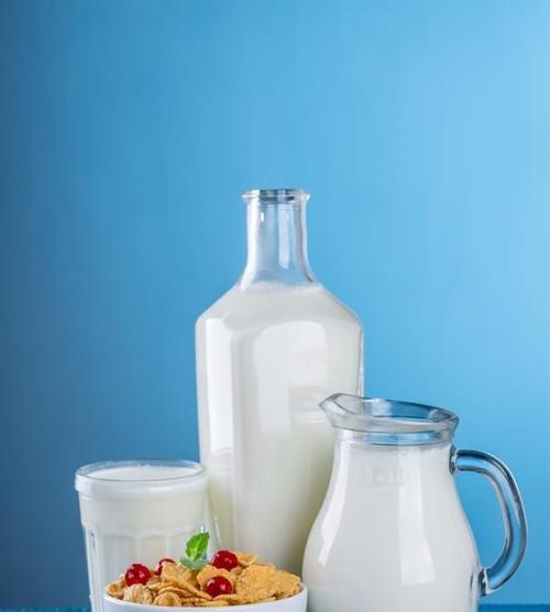喝牛奶的注意事项（保持健康需谨慎选择与合理饮用）