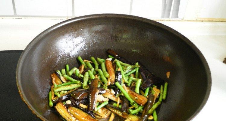 简单又美味的炒茄子做法（急需快捷炒茄子的主妇必读）