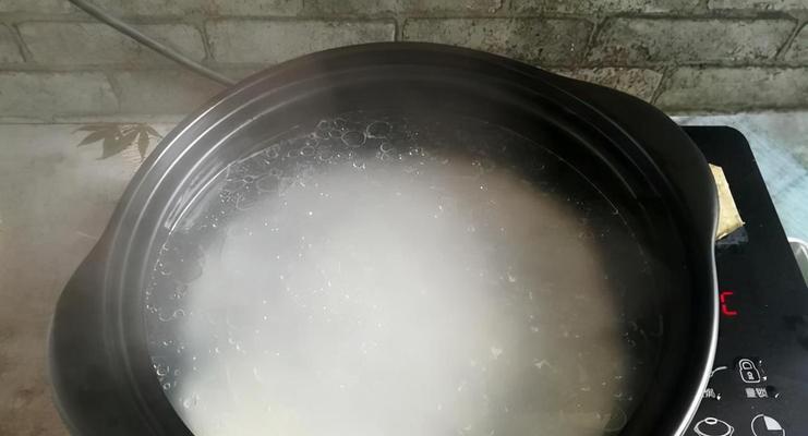电饭煲熬粥不糊底的秘密（掌握正确方法）