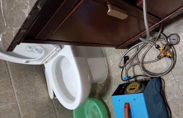 解决马桶排水阀漏水问题的方法（简单操作）