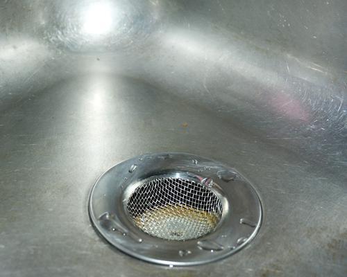 厨房洗菜盆下水道异味的解决方法（厨房下水道异味去除）