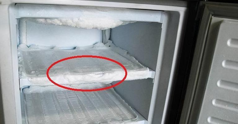 如何高效清洗冰箱冻冰（简单实用的清洁技巧让你轻松解决冰箱冻冰问题）