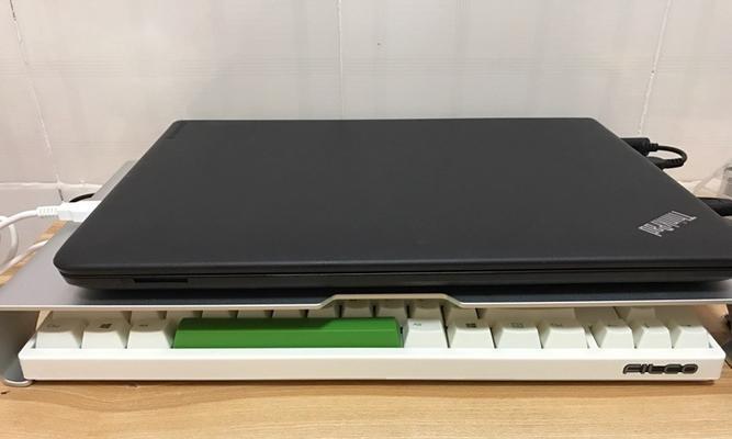 电脑显示器外屏更换方法详解（简单易懂的步骤教你更换电脑显示器外屏）