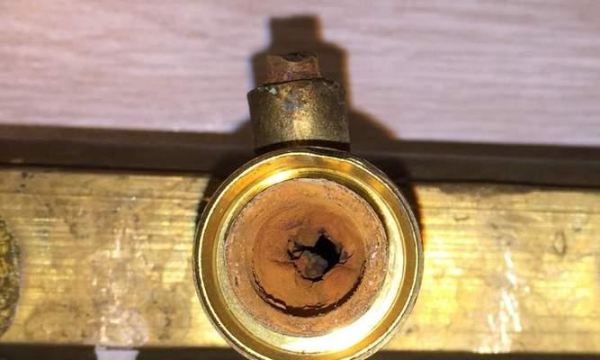 净水器桶口螺丝断了怎么办（教你快速修复净水器桶口螺丝断裂的方法）