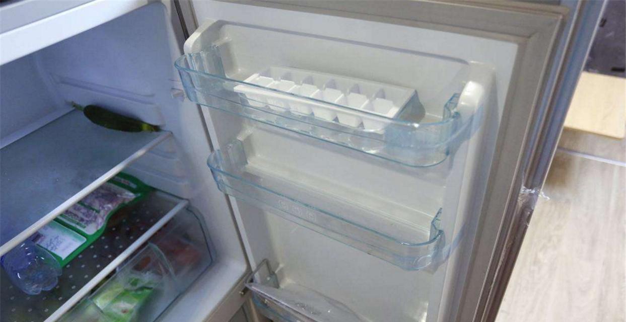 如何清洗结冰的冰箱（简单有效的清洁方法及注意事项）