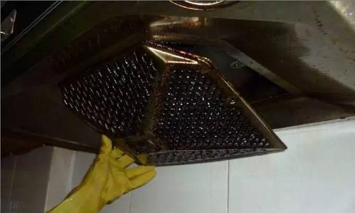 老人也能轻松清洗油烟机的小窍门（养护油烟机）