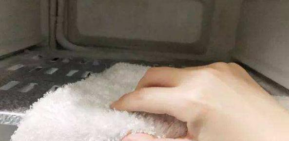 清洗冰箱排水孔的正确方法（轻松解决冰箱排水孔堵塞问题）