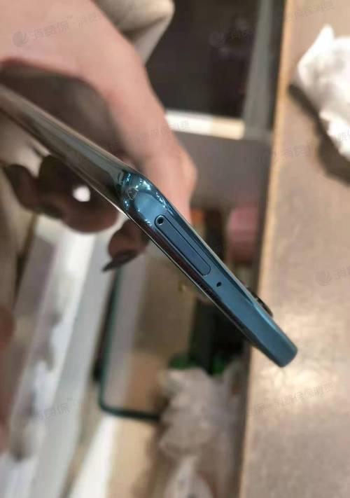 显卡边缘轻微划痕会影响性能吗？如何判断是否需要更换？