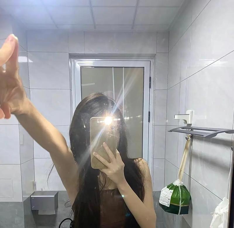 闪光灯对镜拍摄如何避免露脸？视频教程能提供哪些技巧？