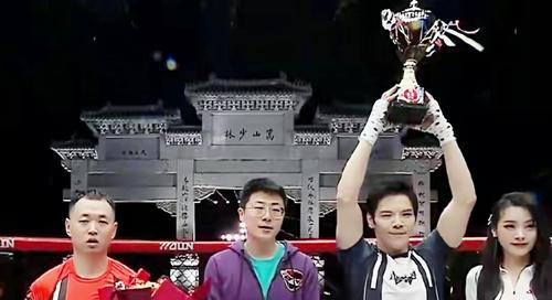 向佐镜头对视瞬间有何含义？背后的故事是什么？