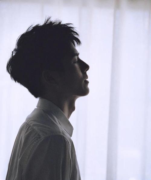为什么有些男性拍照时喜欢斜着拿手机？