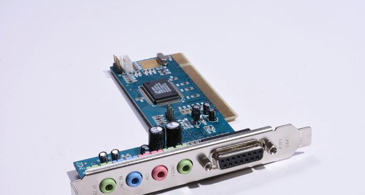 电脑扬声器声音切换到耳机的方法是什么？