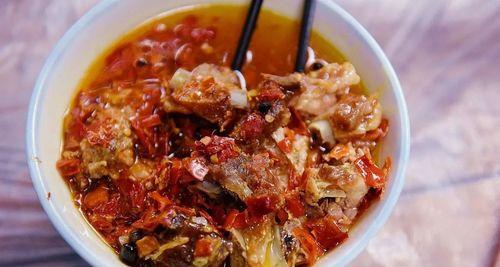 苏兰哪家饭店有投影仪？饭店名字是什么？