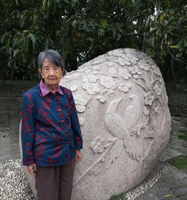 老人家拍照时手机如何摆放？有哪些姿势建议？