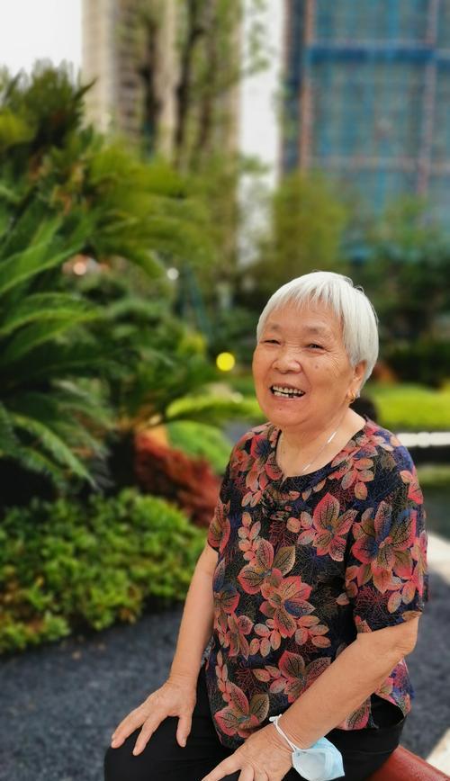 老人家拍照时手机如何摆放？有哪些姿势建议？