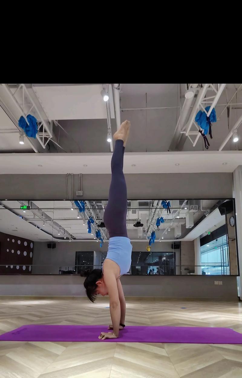 如何在手机抖音上实现倒立拍照？