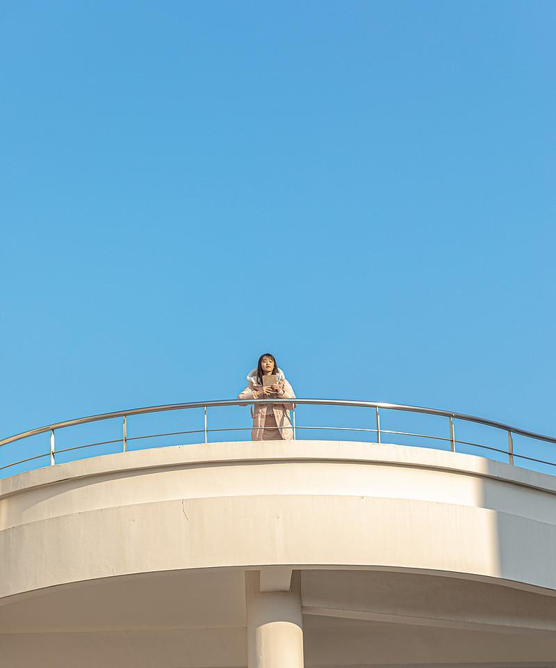 女子如何在手机护栏前拍照？拍照过程中需要注意哪些问题？
