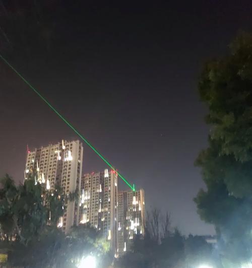 手机在楼顶无人时自动拍照的原因是什么？