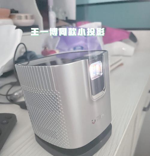 投影仪前平面镜片的作用是什么？