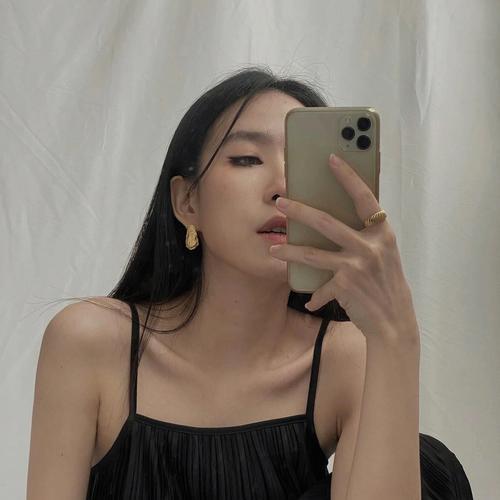 手机自拍时如何利用镜子拍出好效果？