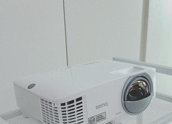 短焦投影仪画面变形的原因是什么？