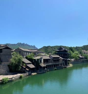 手机在阳光下拍照过黑是什么原因？