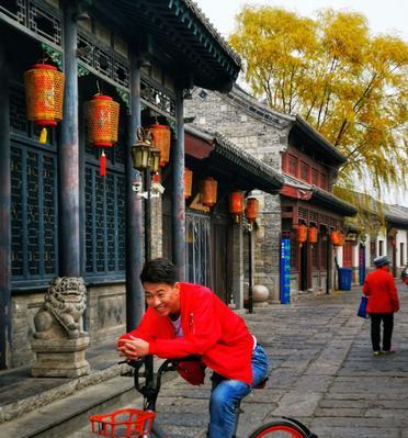 拿手机拍照开车违法吗怎么处理？拍照时如何避免违法行为？
