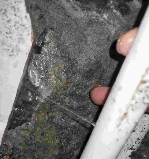 轩逸防火墙裂开漏水怎么修理？