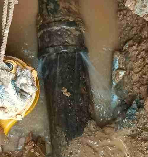 轩逸防火墙裂开漏水怎么修理？