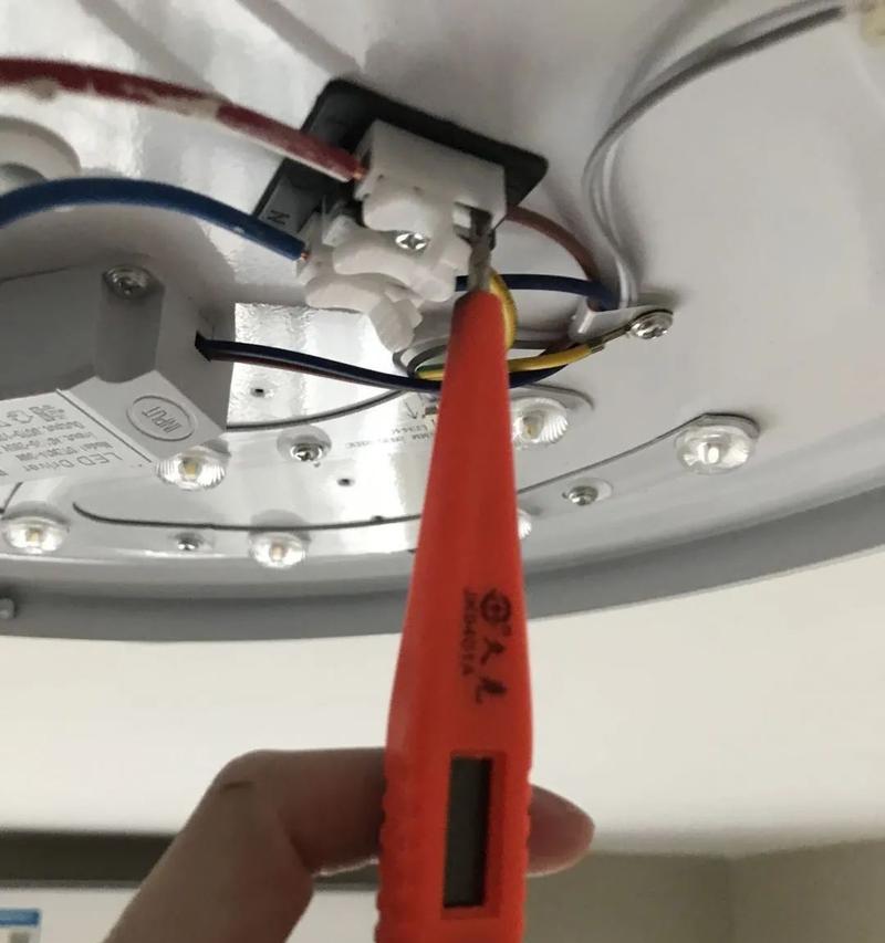 电影灯充电器使用方法是什么？常见问题有哪些？