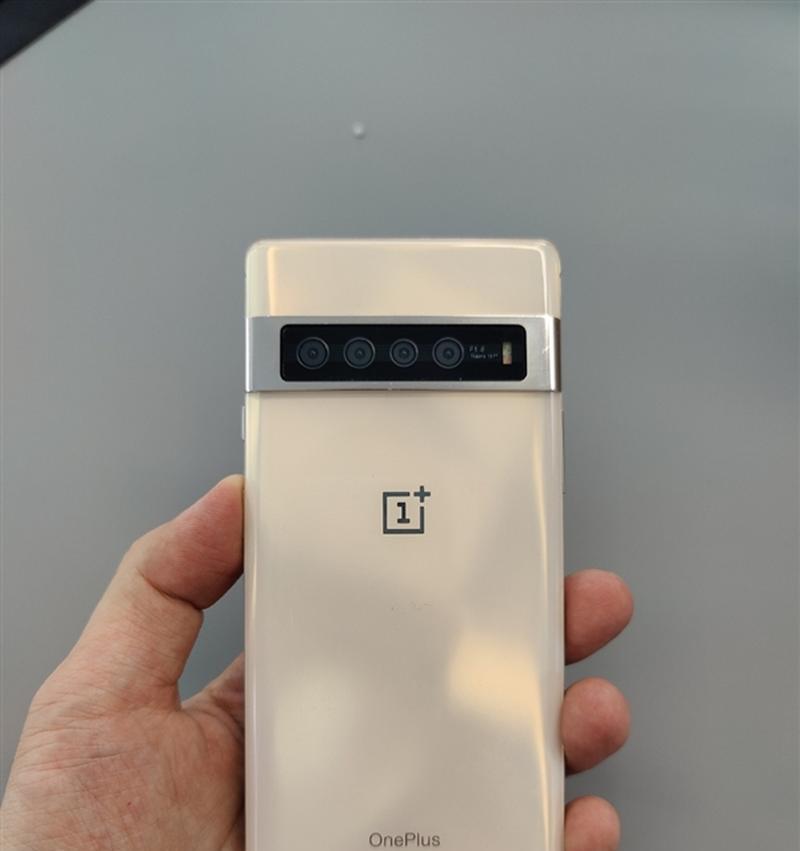 带摄像头的电子表手机型号有哪些？这些手机的特点是什么？