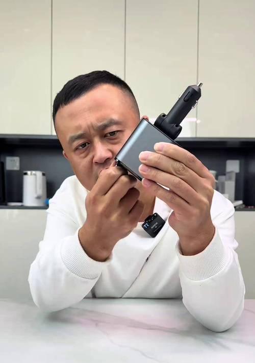 车载充电器伸缩功能如何操作？