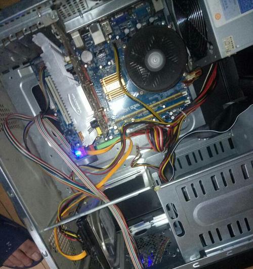 显卡背面朝下时如何正确操作按键？
