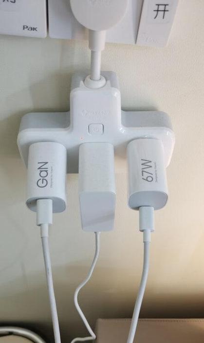 小米10手机充电器外观设计有何特点？